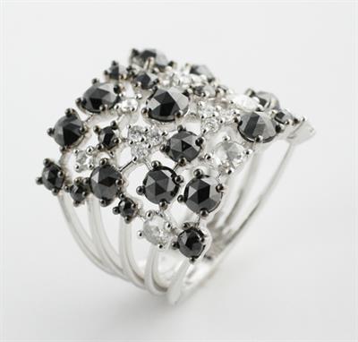 ANILLO ORO BLANCO CON DIAMANTES NEGROS Y BLANCOS 124388