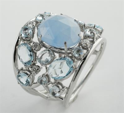 ANILLO ORO BLANCO CON DIAMANTES TALLA BRILLANTE, TOPACEOS Y CALCEDONIA AZUL CELESTE 124389