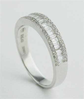 ANILLO ORO BLANCO CON DIAMANTES TALLA BRILLANTE Y TALLA BAGUETE 122935